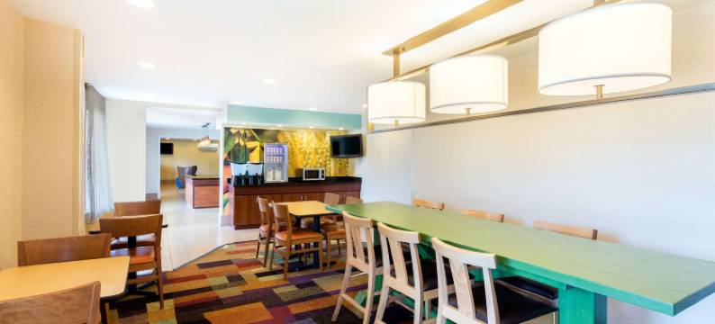 萨凡纳米德顿呗盟套房酒店(Baymont by Wyndham Savannah Midtown)图片