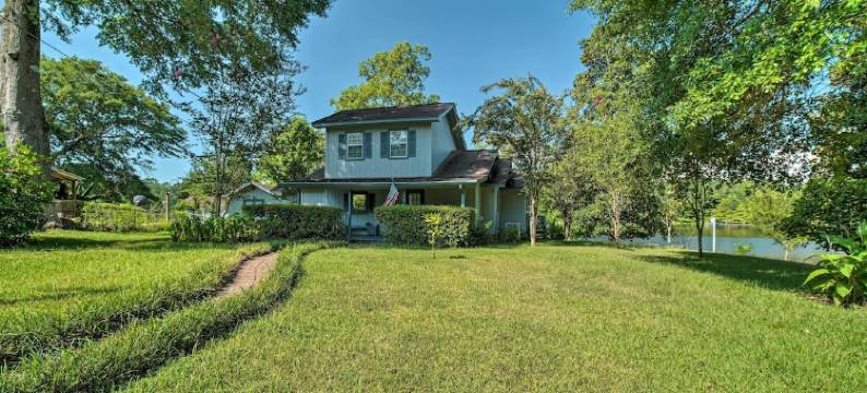 Serene Lakefront Escape w/ Dock: Swim & Fish!图片