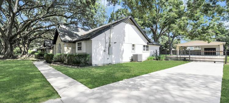 Spacious Modern Cottage Perfect for Families & Pets ~ Gated Parking ~ Sleeps 9+图片