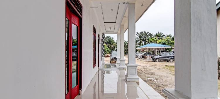 OYO 92199 仙丹娜伊斯兰旅馆靠近弗兰博扬市场(OYO 92199 Wisma Cendana Syariah Near Pasar Flamboyan)图片