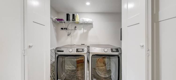 Waterfront retreat with a pool & dock plus central AC, washer/dryer, & views图片