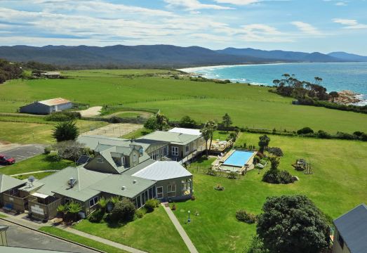 Diamond Island Resort, Restaurant & Bar and Penguin Show Hotel Overview