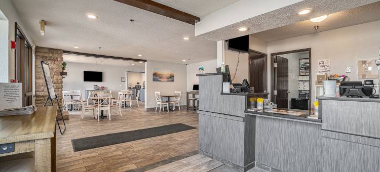 奥马哈东北戴斯套房酒店(Days Inn & Suites by Wyndham Traverse City)图片