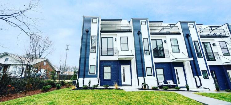 * the Monty 7 Minutes from Downtown-2 Car Garage *Roof Top Pto W Fire Pit &TV图片