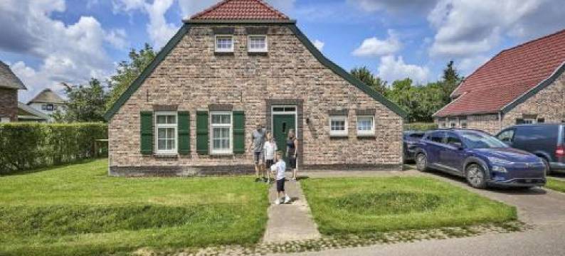 Farmhouse in Limburg Near Subtropical Pool图片