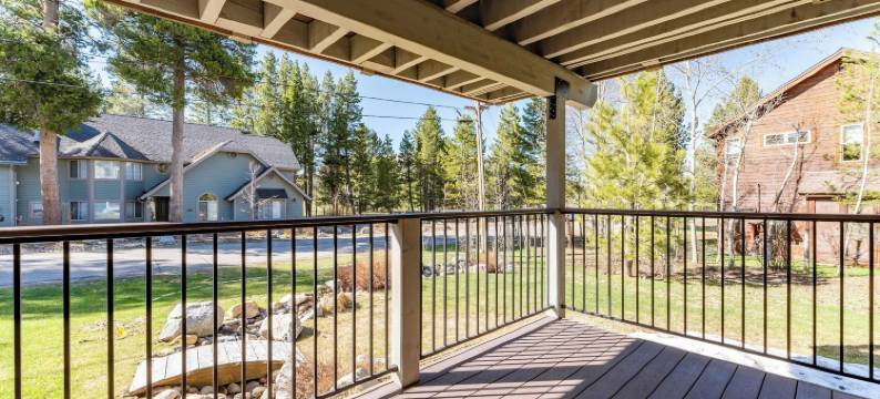 Avantstay的Meyers Meadow热水浴缸，大露台(10Mins to Lake • Hot Tub Game Room Forest Views Meyers Meadow by AvantStay)图片