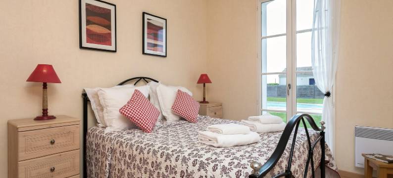 Spacious villa with private swimming pool图片