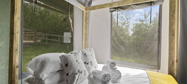 Safari Tent by Hertford Lake with Hot Tub图片