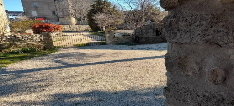 Authentic sheepfold close to a charming village.图片