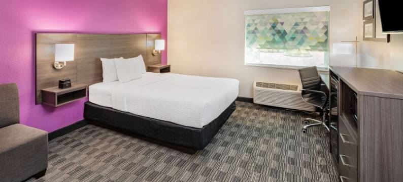 休斯顿西南拉昆塔温德姆套房酒店(La Quinta Inn & Suites by Wyndham Houston Southwest)图片