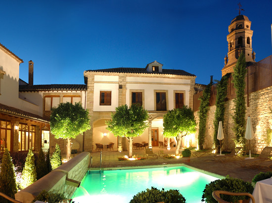 拉卢娜普尔塔酒店