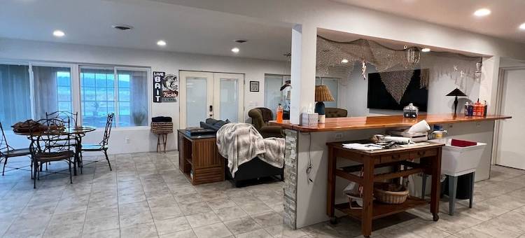 Enjoy Sunsets in a enclosed Jacuzzi in any weather!图片