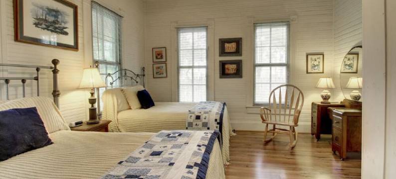 Gruene's Yellow Haus & Suite, Sleeps 1-14, Walk to Gruene Hall & River图片