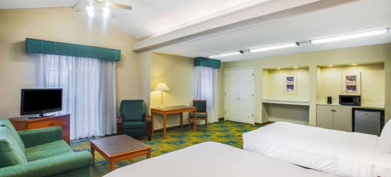 温德姆速8酒店老鹰关(Super 8 by Wyndham Eagle Pass)图片