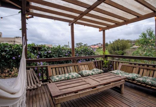 Franca's House - Piscina - Praia do Rosa Hotel Overview