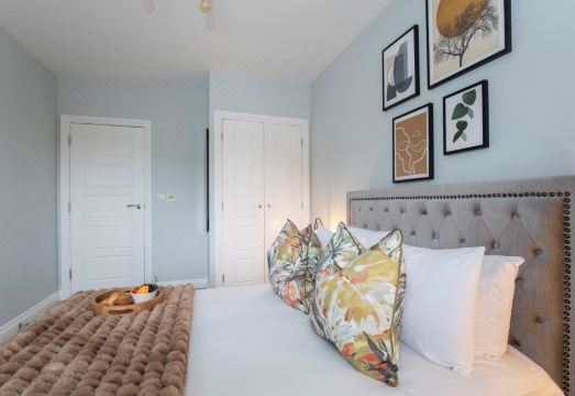 Elliot Oliver - Stylish 2 Bedroom Apartment with Parking in the Docks Hotel Overview