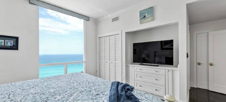 Stunning Shoreline Views and Luxurious Amenities - Exquisite Penthouse Escape图片