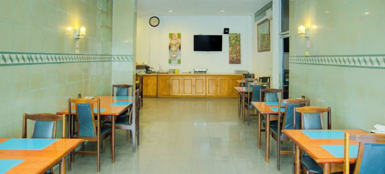 橡树镇帕伦邦酒店靠近安培拉大桥原阿祖拉酒店(Townhouse Oak Palembang Near Jembatan Ampera Formerly Azzura Hotel)图片