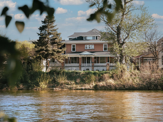黄金匠河畔旅馆