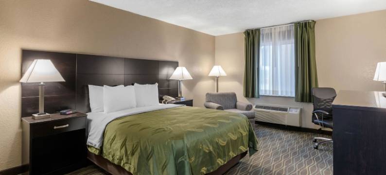 德梅因品质酒店及套房-默尔海路(Quality Inn & Suites des Moines - Merle Hay Road)图片