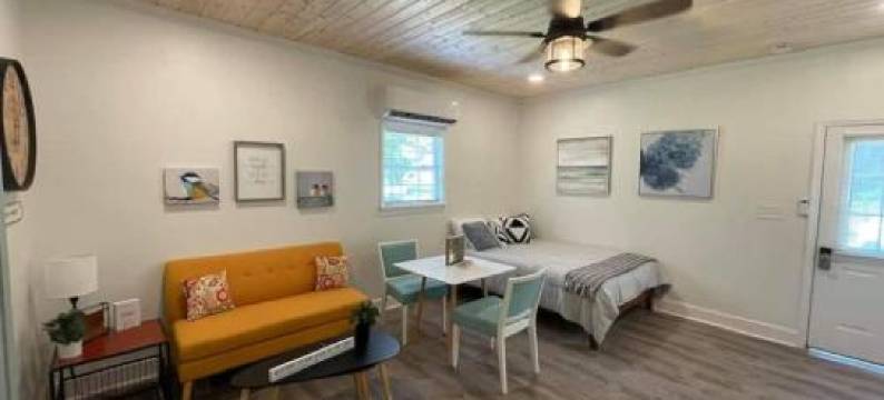 Beautifully Renovated Studio 2 Miles from Marina!图片