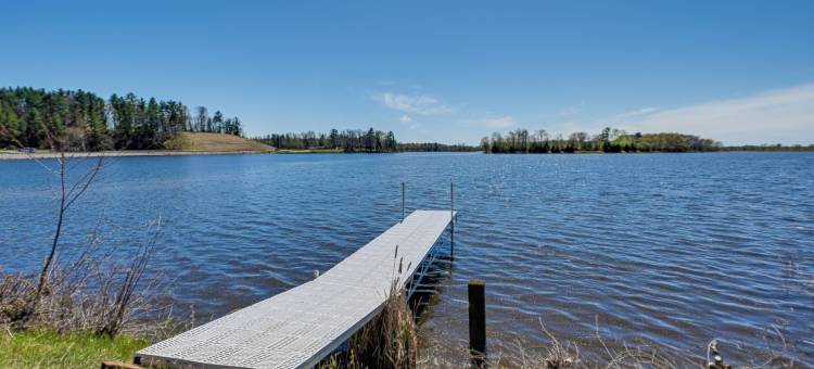 现场冰钓：尼库萨湖滨之家！(Ice Fishing on-Site Waterfront Nekoosa Home!)图片