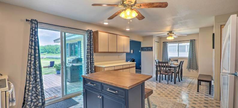 塔布斯湖小屋，带火坑，靠近滑雪场！(Cottage on Tubbs Lake w/ Fire Pit Near Skiing!)图片