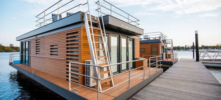 荷兰假日公园附近的船屋(Houseboat in Netherlands near Holiday Park)图片