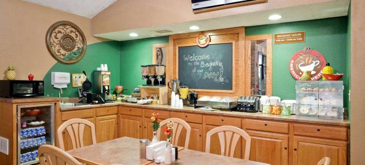 麦迪逊SD美吟温德姆酒店(AmericInn by Wyndham Madison SD)图片