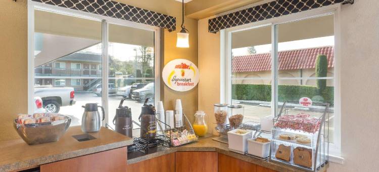 马丁内斯速8酒店(Super 8 by Wyndham Martinez)图片