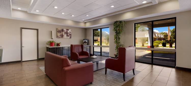 斯泰茨伯勒-大学红顶套房酒店(Red Roof Inn & Suites Statesboro - University)图片