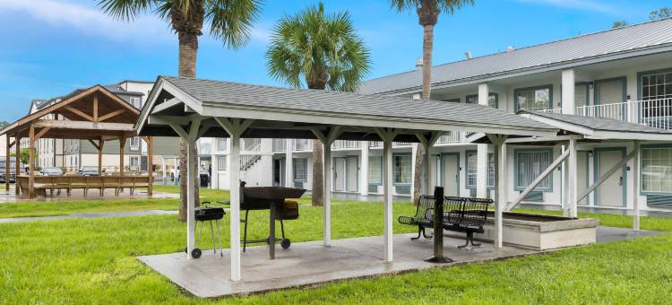 Suburban Studios Brunswick I-95图片