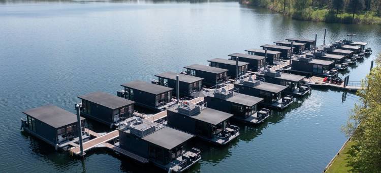 莫克普拉斯的船屋，带景观(Houseboat at Mookerplas)图片