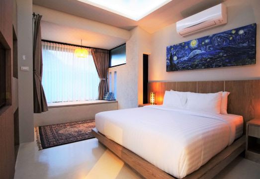 Hideaway Hotel Overview