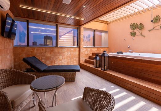 Hotel BahamasHotel Overview