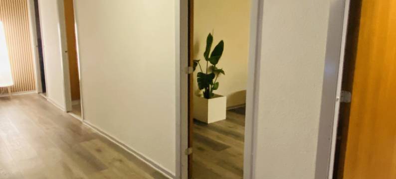 "Home Away From Home图片