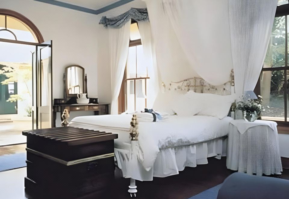 Victoria's at Ewingsdale Hotel Overview