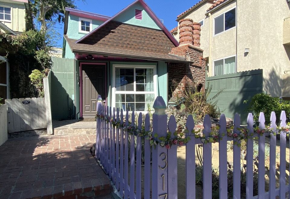 Charming Burbank Cottage! Hotel Overview