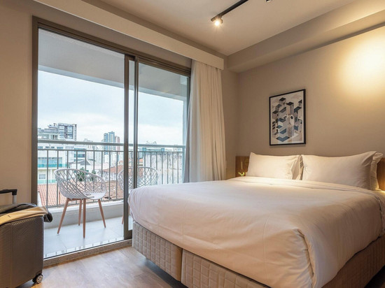 新建筑带游泳池,靠近地铁