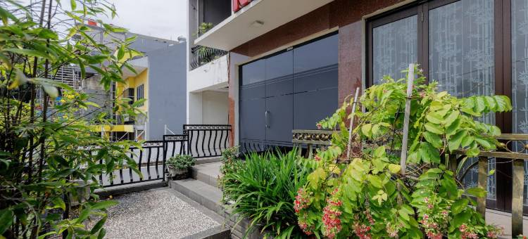 红多兹Plus酒店-近格林普拉姆卡广场购物中心(RedDoorz Plus Near Green Pramuka Square Mall)图片