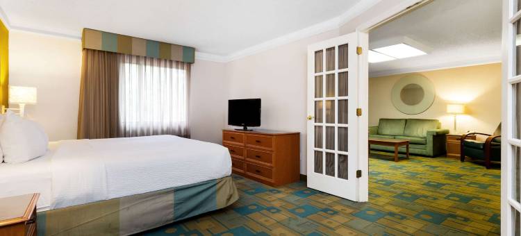 圣彼得克利尔沃特机场拉昆塔温德姆套房酒店(La Quinta Inn & Suites by Wyndham St. Pete-Clearwater Airpt)图片