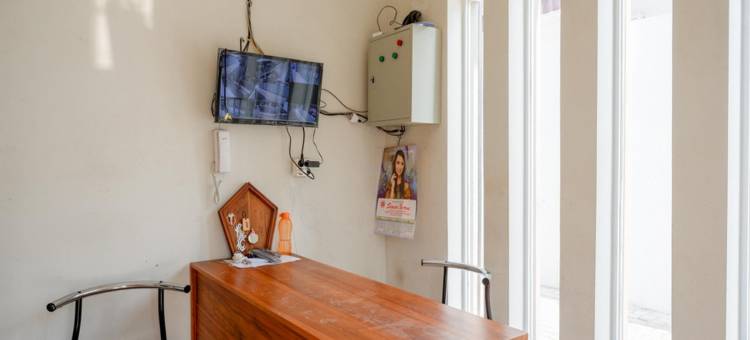 红多兹Plus伊斯兰酒店-近特加尔站2号(RedDoorz Plus Syariah Near Stasiun Tegal 2)图片