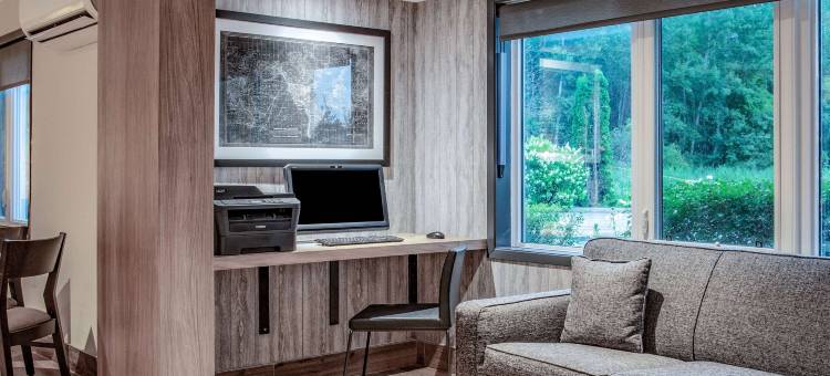 康沃尔速8酒店(Super 8 by Wyndham Cornwall on)图片