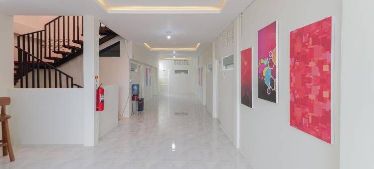 红门伊斯兰教义酒店 - 靠近朋卡诺体育馆 - 南琼(RedDoorz Syariah Near Gor Bung Karno Nganjuk)图片