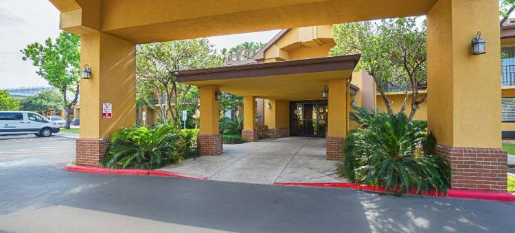 NRG公园医疗中心凯艺套房酒店(Quality Inn & Suites NRG Park - Medical Center)图片