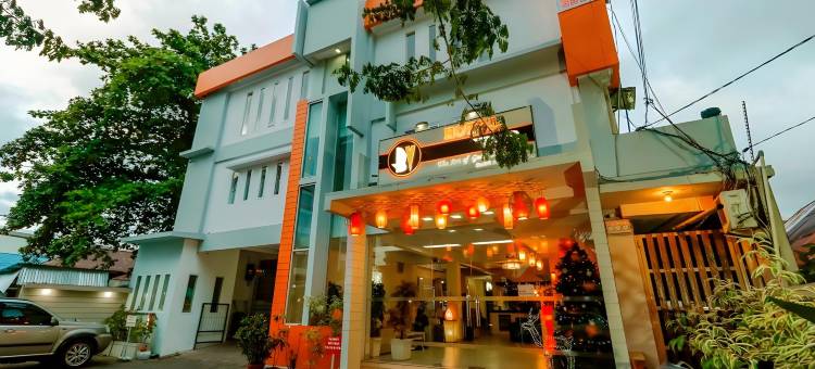 红多兹酒店-美娜多城广场(RedDoorz Near Manado Town Square)图片