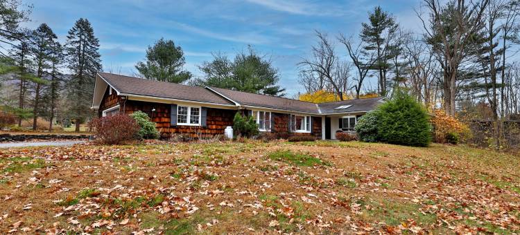 Cozy Fireplace and Lush Garden Oasis - Funky Eclectic Retreat图片