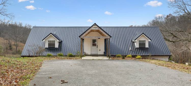 Expansive Outdoor Spaces and Cozy Interiors - Inviting Nature Retreat图片