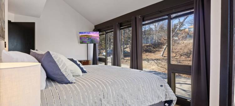 Indoor Pool and Scenic Lake Views - Stunning Treetop Retreat图片