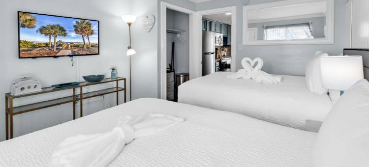 Indoor and Outdoor Pools with Spa Access - Charming Coastal Retreat图片